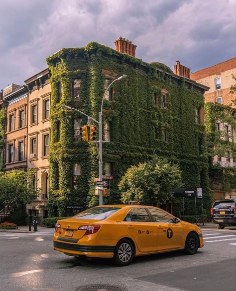 Nyc Green Aesthetic, Green City Aesthetic, Green Urbanism, Spiderverse Dr, Green Board, Town Houses, New York Pictures, Nyc Aesthetic, Green Street