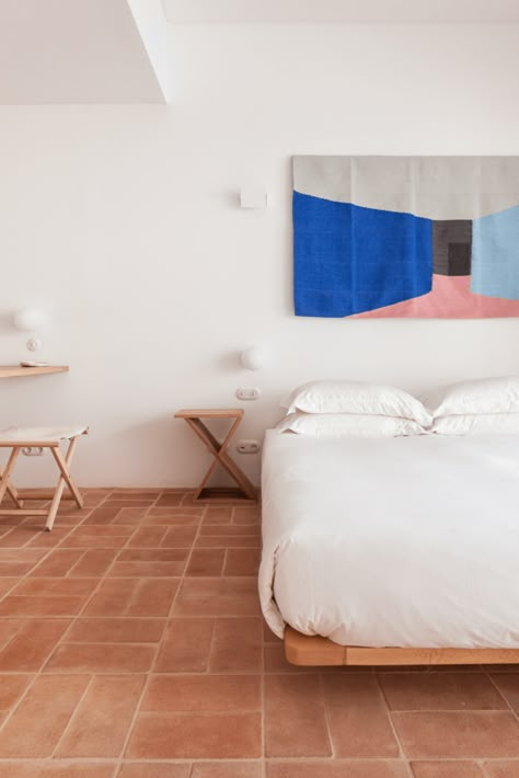 Bedroom 2025, Tile Bedroom, Farmhouse Living Room Furniture, Lagos Portugal, Terracotta Floor, Flooring Trends, Interior Remodel, 아파트 인테리어, Terracotta Tiles