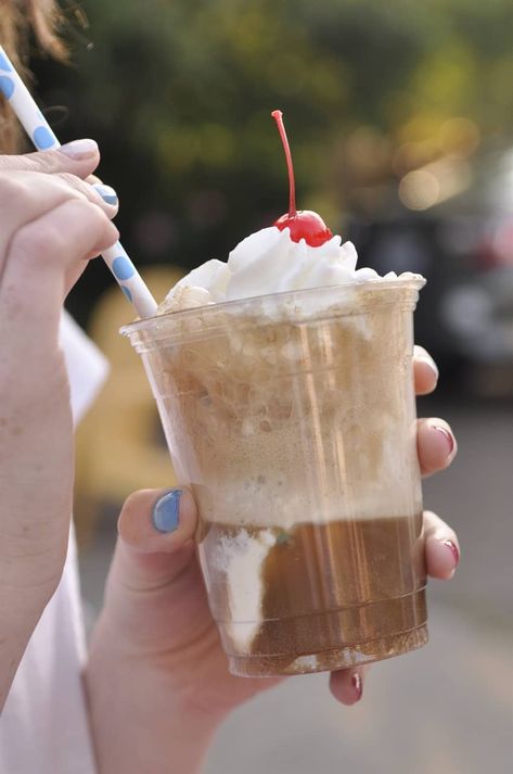 An Ice Cream Float Bar is a fun way to keep guests cool at an outdoor summer party. Soda Floats Bar, Ice Cream Floats For Kids, Coke Float Bar, Ice Cream Soda Floats, Ice Cream Floats Ideas, Adult Ice Cream Party, Ice Cream Float Party, Floats Ice Cream, Ice Cream Float Bar