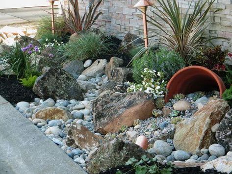 35 Easy DIY Spilled Rock Projects - 272 Small Rock Garden Ideas, Backyard Rock Garden, Zen Rock Garden, Low Water Gardening, Landscaping Simple, Small Front Yard Landscaping, Simple Work, Rock Garden Design, Easy Landscaping