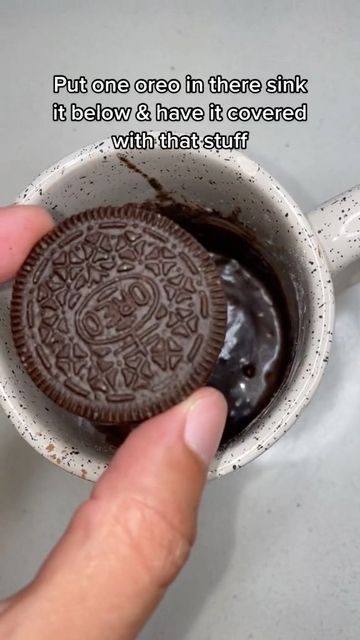 Viral Oreo Mug Cake, Chocolate Oreo Mug Cake, How To Make Oreo Mug Cake, Oreo Mug Cake Microwave, Kitkat Cookies, Oreo Mug Cake Recipe, Chocolate Nutella Cake, Oreo Mug Cake, Oreo Mug