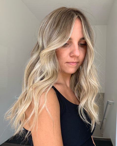 Soft, bright dimension for the win✨ Some of my favourite placements to do for blondes are the ones that look so bright and blended but there’s still a lot of softness at the root so your grow out can be so effortless, you can easily go 6+ months before you need another refresh @redkenpro {SEQ} 6N 6G - root 10WG 10Gi - ends Blondes With Dark Roots, Blended Roots Blonde, Blonde Highlights With Root Smudge, Root Tap Blonde, Blonde With Root Smudge, Root Shadow Blonde, Root Smudge Blonde, Rooted Blonde, Root Smudge