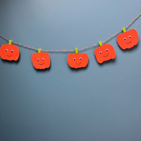 DIY peg Halloween garland! Two ways to make garland with clothes pegs: 1. Pumpkin garland: use the opening end of each peg as the green top of pumpkins. Make sure you glue the openings at the top so they will hang the correct way on the garland. 2. Skull garland: use the pinching part of the pegs to make the skull chins. Make sure you glue it so you can attach the top of the skulls to the string. Other materials you will need: Cardboard Paint makers Googly eyes Twine Hot or strong glue ... Clothes Pegs, Pumpkin Garland, Cardboard Painting, Halloween Garland, Googly Eyes, Strongest Glue, Twine, Crafts For Kids