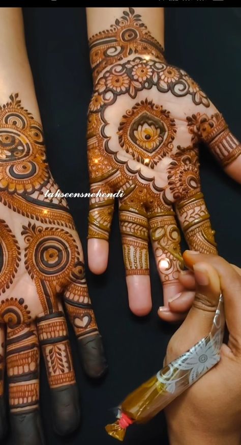 Braids Mehndi, Anniversary Mehendi, Fancy Mehndi, Designer Mehendi, Karva Chauth Mehndi Designs, Palm Design, Legs Mehndi Design, Rose Mehndi Designs, Engagement Mehndi Designs