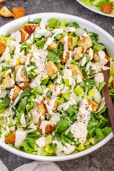 This classic Caesar Salad Recipe is such a crowd pleaser! Crispy romaine, parmesan cheese, crunchy croutons all tossed in a creamy dressing. Caesar Salad For A Crowd, Classic Ceasar Salad, Salad Caprese, Salad Coleslaw, Caesar Salads, Yogurt Ranch, Greek Yogurt Ranch, Greek Yogurt Chicken Salad, Grilled Chicken Caesar Salad