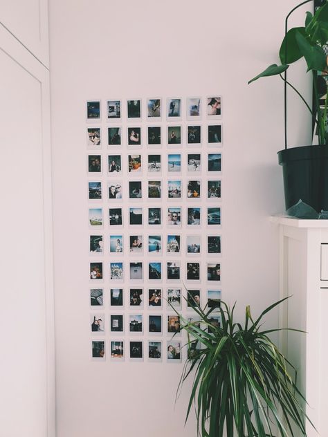 Ways To Decorate Your Bedroom Walls Diy, Polaroid Bedroom Ideas, Bedroom Polaroid Wall, Wall Polaroid Ideas, Instax Photos Ideas Room Decor, Polaroid Wall Aesthetic, Instax Wall Ideas, Ways To Decorate Your Bedroom Walls, Polaroid Wall Ideas Aesthetic