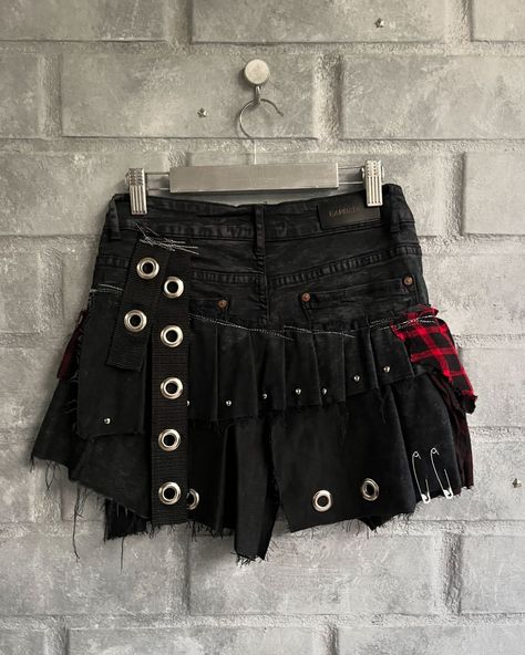 Upcycled denim skirt by @androgynous.cl . . . $30.000 www.androgynous.cl . . . #moonbeamexhibitions #fashion #denim #upcycle #androgynous #androgynousfashion Upcycled Denim Skirt, Denim Upcycle, Reworked Clothes, Punk Skirt, Diy Shorts, Androgynous Fashion, Upcycled Denim, Diy Fashion, Diy Clothes