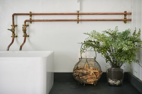 This week’s Remodeling 101 post is in praise of wall-mounted faucets (and lacy ferns to to distract the eye from heavy, exposed plumbing). Industrial Faucet, Exposed Plumbing, Copper Taps, Copper Faucet, Industrial Bathroom Vanity, Faucet Design, Copper Diy, Vintage Bath, Bathroom Plants