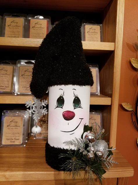 Wine bottle snowman Snowman Wine Bottle, Diy Snowman Decorations, Wine Bottle Crafts Christmas, Painted Snowman, Christmas Wine Bottles, Diy Snowman, Wine Bottle Diy Crafts, Painted Wine Bottles, Wine Bottle Diy