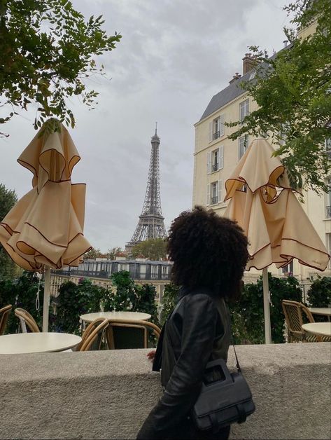 Tiana Core, Girl In Paris, Europe Aesthetic, Paris Girl, London Aesthetic, Parisian Vibes, Parisian Life, Paris Aesthetic, Black Femininity