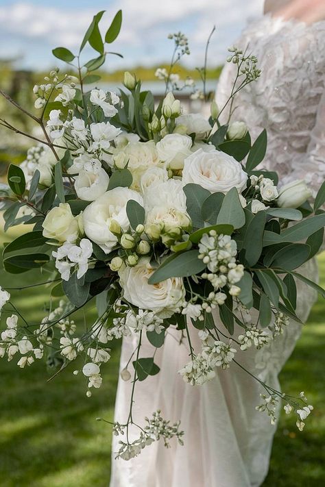 A white bridal bouquet with garden roses and eucalyptus. Tulips And Eucalyptus, Unique Bridal Bouquets, Anemone Bouquet, Elegant Wedding Bouquets, Green Wedding Bouquet, Eucalyptus Bouquet, Sea Holly, Rustic Wedding Bouquet, White Palette