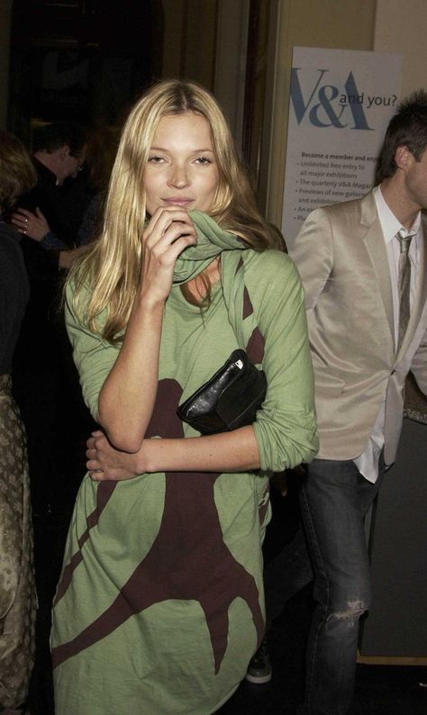 kate moss in vivienne westwood 2004. Kate Moss Photoshoot, Moss Photoshoot, Kate Moss Outfit, 90s Fashion Icons, Supermodel Body, Kate Moss 90s, Kate Moss Style, Queen Kate, Super Models