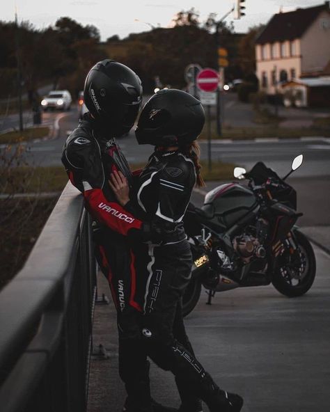 Moto Couple, Couple Motorbike, Motorcycle Couple Pictures, Biker Couple, Motorcycle Couple, Best Photo Poses, Best Couple