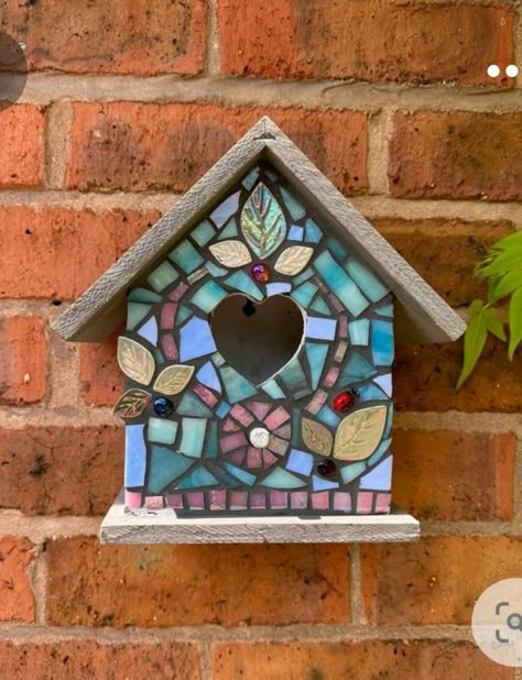 Mosiac Tile Birdhouse, Mosaic Craft Ideas, Mosaic Projects For Beginners, Mosaic Bird Houses, Diy Mosaic Projects, Mosaic Birdhouse, Broken China Crafts, Easy Mosaic, Mosaic Tiles Crafts