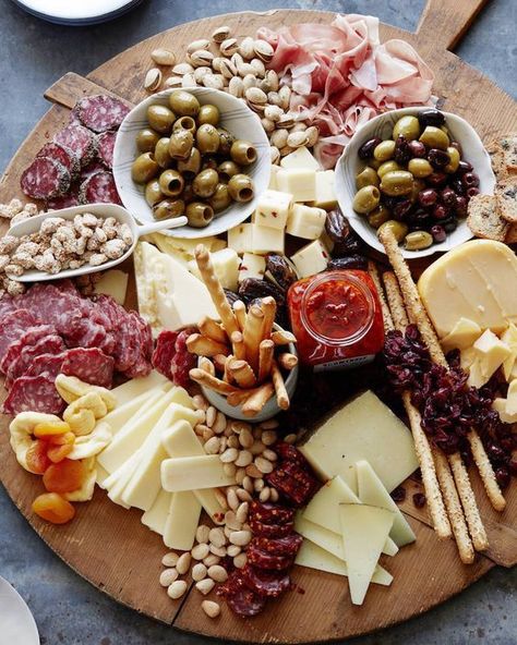 Beautiful Cheeseboard Appetizer Board, Plateau Charcuterie, Whats Gaby Cooking, Fest Mad, Antipasto Platter, Läcker Mat, Snacks Für Party, Cheese Platters, Christmas Appetizers