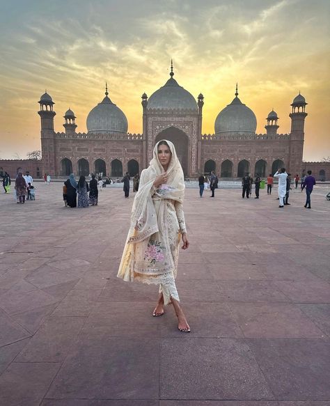 Outfits To Wear At Taj Mahal, Taj Mahal Outfit Ideas, Dubai Picture Ideas, Temple Aesthetic, Jama Masjid Delhi, Dress India, India Trip, Jama Masjid, Desi Outfits