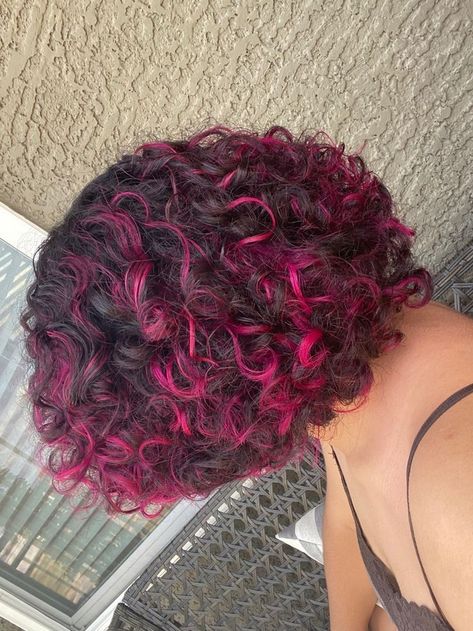 Shag Haircut Short Hair, Shag Haircut Short, Dye Curly Hair, Curly Hair Color Ideas, Pink Hair Streaks, Curly Hair Color, Haircut Short Hair, Modern Shag Haircut, Dyed Curly Hair