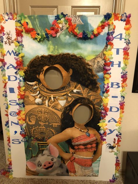 Moana Face pic board made from beach towel, spray glue, foam board Moana Hallway Decorations, Moana Halloween Decorations, Moana Trunk Or Treat, Diy Moana Decorations, Moana Birthday Party Ideas Decoration, Moana Decorations, Moana Birthday Party Theme, Face Pic, Moana Theme