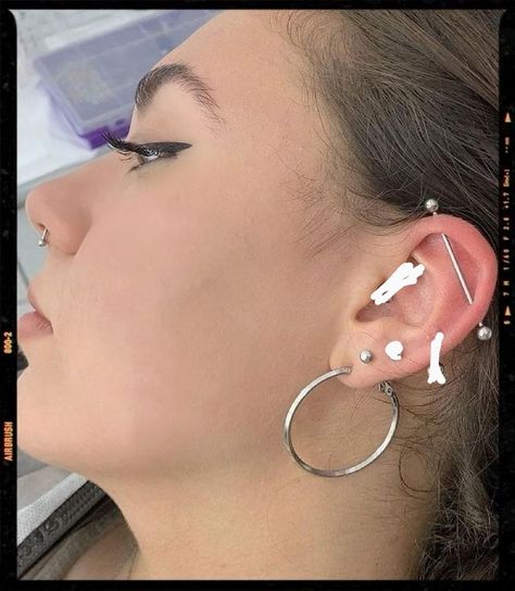 Minimalist Ear Piercings, Orbital Piercing, Ear Peircings, New Piercing, Types Of Ear Piercings, Cool Ear Piercings, Pretty Ear Piercings, Cool Piercings, Cute Ear Piercings