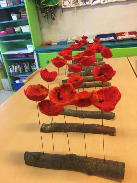 Remembrance Day Crafts For Kids, Felted Poppies, Remembrance Day Crafts, Remembrance Day Activities, Remembrance Day Art, Tovad Ull, Poppy Craft, Remembrance Day Poppy, Egg Carton Crafts