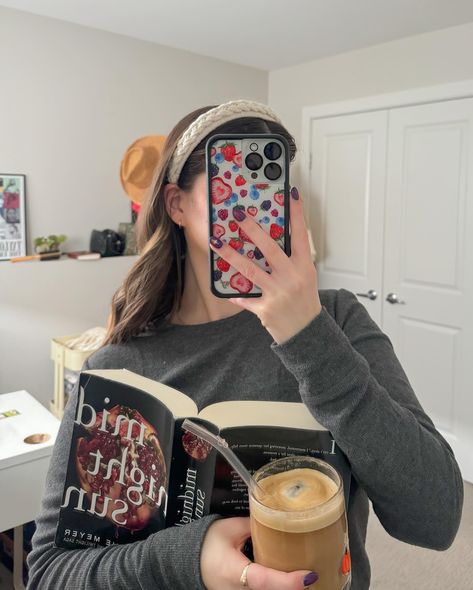 sunday set up: i’ll be reading edward’s internal monologue for the foreseeable future cause BOY does he have a lot to say 🥵🍎🧛 🏷️ #bookstagram #midnightsun #twilightsaga #readersgonnaread Photo With Books Ideas, Booktuber Aesthetic, Photography Poses With Books, Book Aesthetic Photos, Bookstagram Photo Ideas, If Story Ideas, Bookstagram Story Ideas, Books Aesthetic Pics, Book Photography Aesthetic