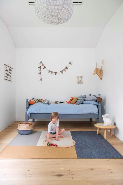 The owners of this Adelaide home hired a Scandinavian architect to design a modern ‘cabin’ around a lilly pilly tree in their garden. Modern Boys Rooms, Modern Kids Room Design, Lilly Pilly, Modern Family Home, Clad Home, Modern Kids Room, Tudor Style Homes, Garden Christmas, Christmas Outfits