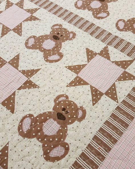 Bear Baby Quilts Sewing Patterns, Care Bear Quilt, Teddy Bear Quilt Block, Teddy Bear Applique Pattern Free, Baby Girl Quilt Ideas, Baby Blanket Applique, Bear Quilt Pattern, Bear Pic, Teddy Bear Quilt Pattern