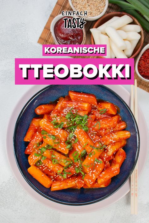 Tteokbokki, auch als 'Ddeokbokki' bekannt, ist ein koreanischer Favorit. Die gebratenen Reiskuchen in süß-scharfer Chilisauce sind einfach nur mega lecker! Hol dir schnell die authentische Würze mit Gochujang aus dem Supermarkt und reise in deiner Küche ins ferne Korea! Essen / Rezepte / Ernährung / einfache Gerichte / Rezepte Abendessen / Mittagessen / Küche / Asiatische Gerichte Tteokbokki Sauce, Kimchi Recipe, Veggie Food, Easy Food, Asian Food, Asian Style, Kimchi, Veggie Recipes, Asian Recipes