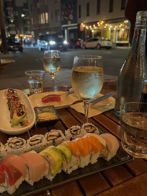 Wine Girls Night, Sushi And Wine, Night City Life, Dinner Sushi, Dinner Date Aesthetic, Sushi Dinner, Late Night Dinner, Date Night Dinners, Sushi Night