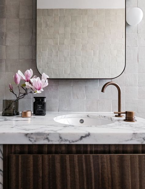 bathroom wall of tumbled tile & marble counter Interior Simple, Room Entrance, Apartment Bathroom, Entrance Decor, Cheap Decor, Interior Projects, Beautiful Bathrooms, Elegant Homes, Cheap Home Decor