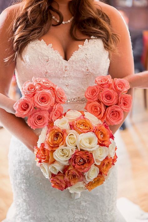 A little bouquet fun at Walt Disney World. Photo: Ali, Disney Fine Art Photography Disney Bouquet Wedding, Disney Bouquet, Wedding Planning Pictures, Disney Fine Art Photography, Disney Cruise Wedding, Mickey Mouse Wedding, Wedding Guest Etiquette, Wedding Disney, Hidden Mickeys