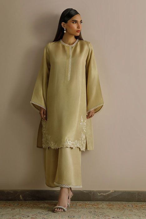 Deepak Perwani, Raw Silk Dress, Kurta Set For Women, Kurta Style, Pakistani Wedding Outfits, Pakistani Fancy Dresses, Beautiful Pakistani Dresses, Dress Design Patterns, Simple Pakistani Dresses