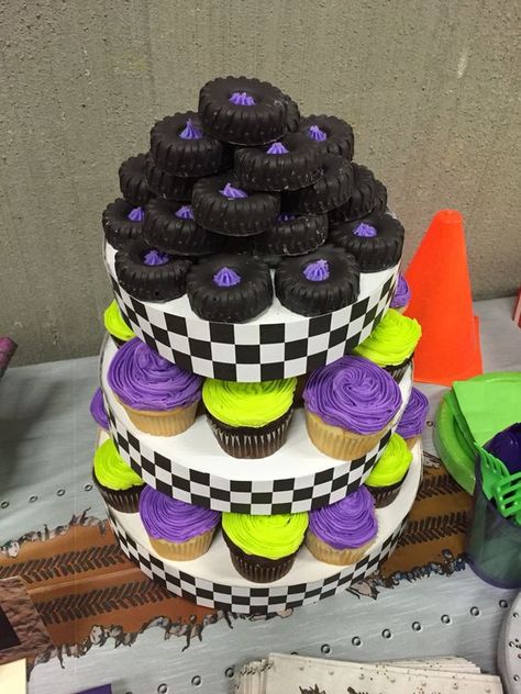 Grave Digger Cake Monster Jam, Grave Digger Party Ideas, Monster Jam Cupcakes Ideas, Grave Digger Cupcakes, Monster Jam Birthday Cupcakes, Monster Jam Treats, Tire Cake Pops, Monster Truck Birthday Treats, Monster Truck Desserts