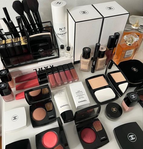 Makeup Artist Kit Essentials, Channel Makeup, Japan Makeup, Chanel Cosmetics, Expensive Makeup, Cute Halloween Makeup, Makeup Accesories, Ethereal Makeup, Chanel Beauty