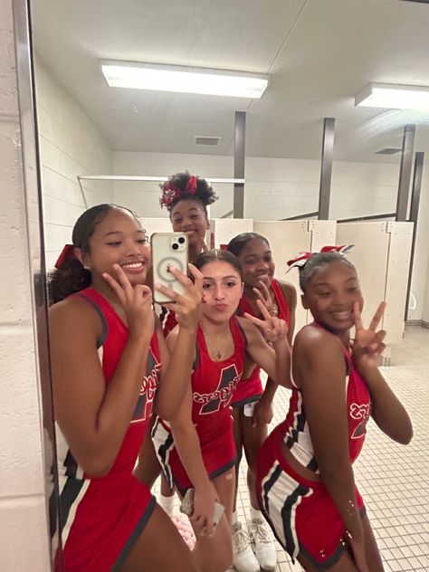 Cheer For Basketball, Cheer Pictures Black, Cheerleading High School, Cheerleading Black People, Group Cheer Pictures, Basketball Cheer Pictures, Cheerleading Basketball, Cheer Lifestyle, Cheer Hairstyles