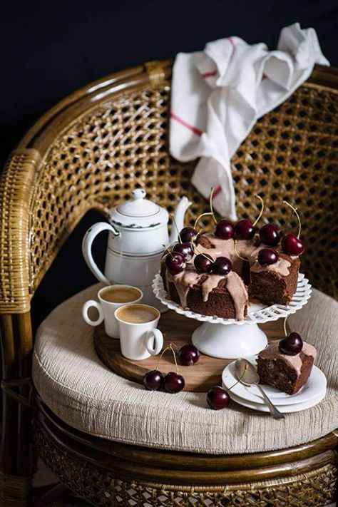 Cake And Coffee, Coffee Reading, Snack Board, Coffee Dessert, Breakfast Tea, Coffee Photography, Chocolate Tea, Morning Breakfast, Coffee And Books