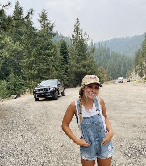 Mountain Outfit Inspo Summer, Casual Beach Aesthetic, Outfits For The Mountains Summer, Cute Mountain Outfits Summer, Outdoor Vacation Outfits, Granola Girl Shorts Outfit, Pnw Aesthetic Outfits Summer, Humid Day Outfit Summer, Coastal Granola Aesthetic Outfits