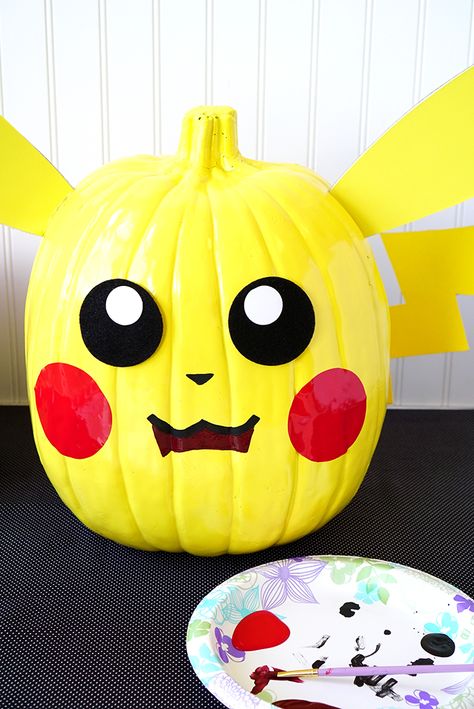 painting-a-pokemon-pikachu-pumpkin Pikachu Tail, Pumpkin Designs Painted, Pokemon Pumpkin, Pikachu Pokeball, Character Pumpkins, Pokemon Painting, Pumpkin Books, Pumpkin Drawing, Pumpkin Carving Designs