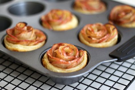 Of all the miniature rose-shaped pies roaming around the internet, this recipe combines the simplest method with the tastiest results. Mini Pie Recipe, Mini Pie Recipes, Mini Caramel Apples, Homemade Apple Pie Filling, Mini Pie, Caramel Apple Cheesecake, Mini Apple Pies, Apple Dessert Recipes, Homemade Apple Pies