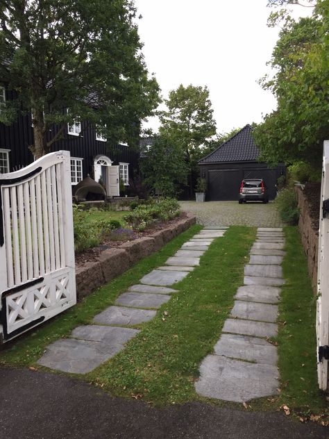 Ribbon Driveway, Farm Driveway, City Backyard, Front Yard Design Ideas, Grass Driveway, House Driveway, Permeable Driveway, Garden Home Ideas, Yard Design Ideas