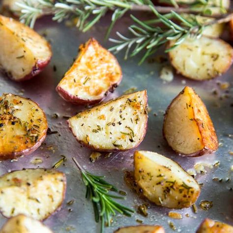 Rosemary Roasted Potatoes, Potatoes Roasted, Rosemary Potatoes, Roasted Potato Recipes, Easy Side Dish, Breakfast Potatoes, Roasted Potatoes, Yummy Sides, Bbq Recipes