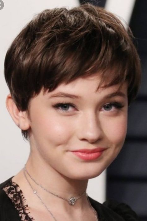 Tinkerbell Pixie Haircut, Cailee Spaeny Pixie, Cool Brown Hair, Boy Haircuts Short, Pixie Haircut Ideas, Super Short Haircuts, Cailee Spaeny, Bob Haircut Ideas, Crop Hair