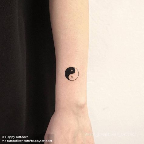 Yin Yang. Tattoo Yin Yang, Red Lotus Tattoo, Jing Y Jang, Womens Tattoos, Yin Yang Tattoo, Ying Yang Tattoo, Minimalist Tattoo Ideas, Yang Tattoo, Simple Tattoos For Guys