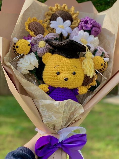 Winnie The Pooh Bouquet, Crochet Flower Bouquet, Bouquet Purple, Diy Bouquet Wrap, Crochet Doll Tutorial, Crochet Flowers Free Pattern, Flower Bouquet Diy, Crochet Bouquet, Pola Amigurumi