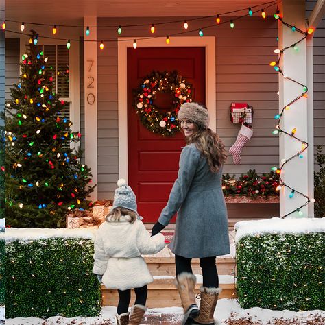 Front porch decorated for Christmas with string lights. Christmas Lights Outdoor Trees, Porch Christmas Lights, Multi Colored Christmas Lights, Exterior Christmas Lights, Green Christmas Lights, Colored Christmas Lights, Christmas Lights Outside, White Christmas Lights, Christmas House Lights