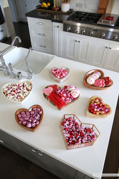 Cute Bowls, February Decor, Natural Plates, Vase And Flowers, Valentines Candy, Pretty Vase, Woven Trays, Galentines Party, Party Trays