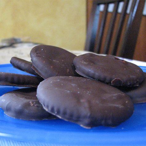 This recipe uses buttery round Ritz crackers, bittersweet chocolate, and peppermint extract to make delicious mint-chocolate treats. Crackers Photo, Mint Chocolate Recipes, Flavored Popcorn Recipes, Cheesy Crackers, Crackers Recipe, Christmas Desserts Easy, Homemade Crackers, Dipped Cookies, Mint Cookies