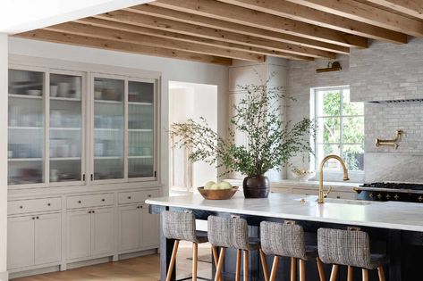 West Coast style meets modern farmhouse in this unforgettable LA home Amber Interiors Design, West Coast Style, Wood Garage Doors, Me Myself And I, Cle Tile, West Coast Fashion, Cabinet Paint Colors, Coast Style, Amber Interiors