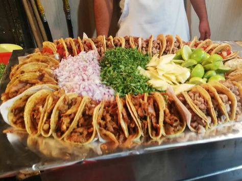 Rosca de tacos en CDMX: hay de al pastor, suadero y campechanos - Dónde Ir Water Park Party, Comidas Fit, Park Party, Mini Burgers, Sliders, Tacos, Pizza, Food And Drink, Restaurant