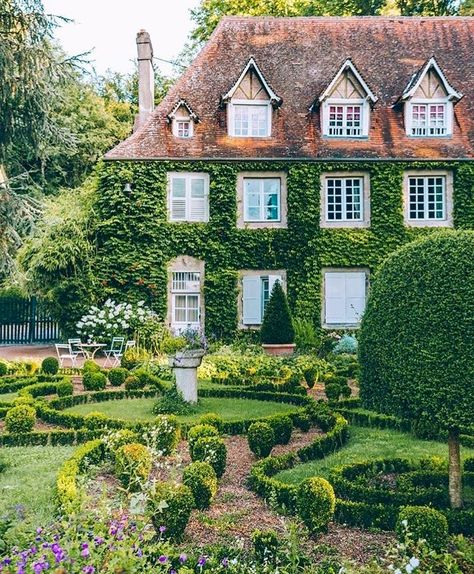 outdoor garden Landscaping Around House, Country Garden Decor, Suburban House, Limousin, Country Garden, Gorgeous Gardens, Dream House Exterior, Country Gardening, English Garden